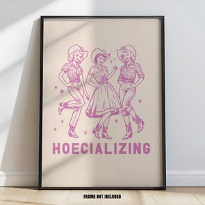 ウォールアートプリント | Hoecializing | 面白い、カウガール美学、ハウディ、ベージュ＆ピンク、沿岸カウガール、ディスコカウガール、沿岸装飾 | プリント