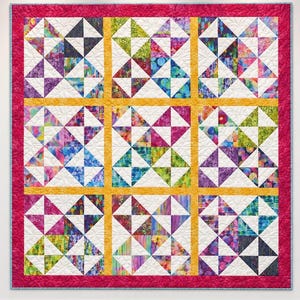 Puede incluir: Una colcha cuadrada con una cuadrícula de nueve bloques, cada uno compuesto por cuatro cuadrados triangulares más pequeños. Los bloques están separados por bandas amarillas y enmarcados por un borde ancho de color rosa intenso.