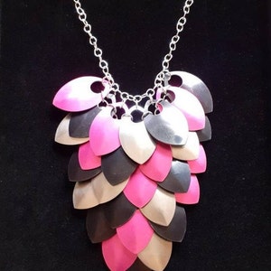 Hot Pink And Black Necklace, Dragon Scale Necklace, Chain Mail Necklace, Best Friend Birthday Gift For Her, Colorful Goth Jewelry For Women afbeelding 7