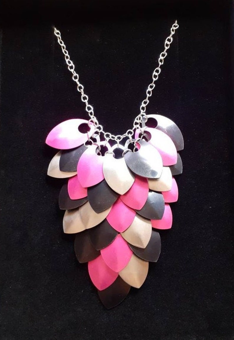 Hot Pink And Black Necklace, Dragon Scale Necklace, Chain Mail Necklace, Best Friend Birthday Gift For Her, Colorful Goth Jewelry For Women afbeelding 7