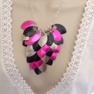 Hot Pink And Black Necklace, Dragon Scale Necklace, Chain Mail Necklace, Best Friend Birthday Gift For Her, Colorful Goth Jewelry For Women afbeelding 1