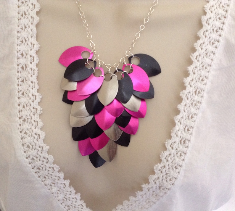 Hot Pink And Black Necklace, Dragon Scale Necklace, Chain Mail Necklace, Best Friend Birthday Gift For Her, Colorful Goth Jewelry For Women afbeelding 1