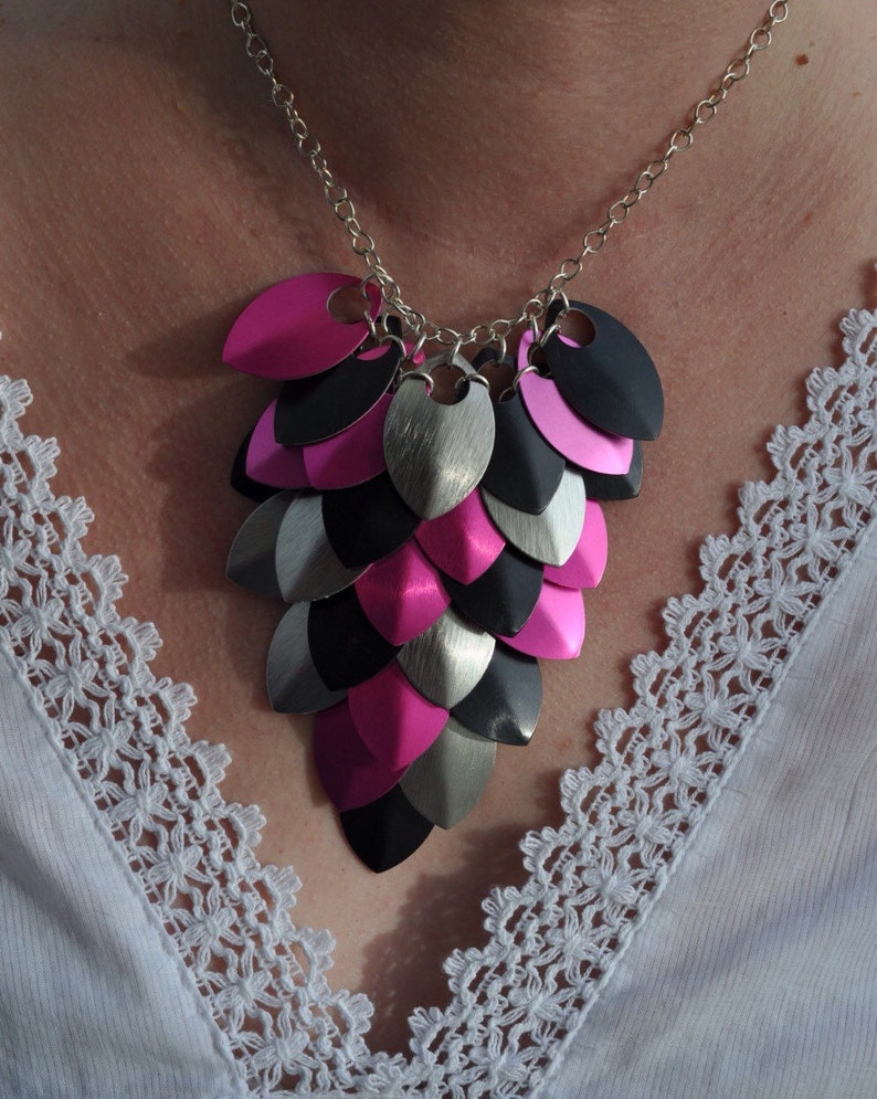 Hot Pink And Black Necklace, Dragon Scale Necklace, Chain Mail Necklace, Best Friend Birthday Gift For Her, Colorful Goth Jewelry For Women afbeelding 4