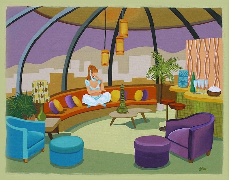K&ouml;nnte beinhalten: Ein modernes Wohnzimmer im Stil der Jahrhundertmitte mit einem geschwungenen Sofa, zwei Sesseln und einem Couchtisch. Der Raum hat ein gro&szlig;es Fenster mit Blick auf eine Skyline. Eine Frau sitzt auf dem Sofa und an der Wand h&auml;ngt eine Tiki-Maske.