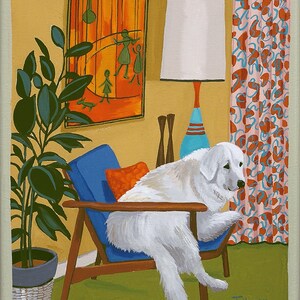K&ouml;nnte beinhalten: Ein wei&szlig;er Hund sitzt in einem blauen Sessel mit einem roten Kissen. Der Hund schaut nach rechts im Bild. Der Raum ist im Stil der Mitte des Jahrhunderts modern eingerichtet mit einer gro&szlig;en Pflanze, einer Lampe und Vorh&auml;ngen.