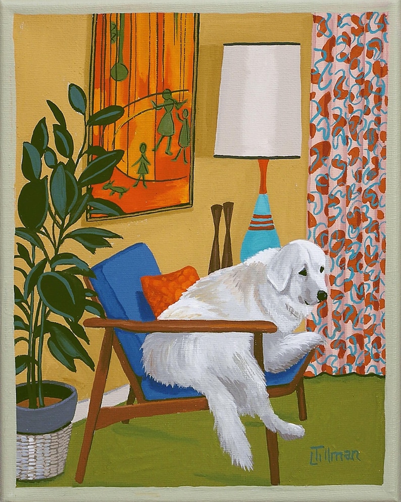 K&ouml;nnte beinhalten: Ein wei&szlig;er Hund sitzt in einem blauen Sessel mit einem roten Kissen. Der Hund schaut nach rechts im Bild. Der Raum ist im Stil der Mitte des Jahrhunderts modern eingerichtet mit einer gro&szlig;en Pflanze, einer Lampe und Vorh&auml;ngen.