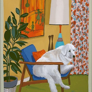 K&ouml;nnte beinhalten: Ein wei&szlig;er Hund sitzt in einem blauen Sessel mit einem roten Kissen. Der Hund schaut nach rechts im Bild. Der Raum ist im Stil der Mitte des Jahrhunderts eingerichtet, mit einer gro&szlig;en Pflanze, einer Lampe und Vorh&auml;ngen.