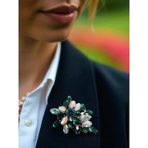 Vintage Aurora Borealis & Green Rhinestone Brooch – Mid-Century Sparkle