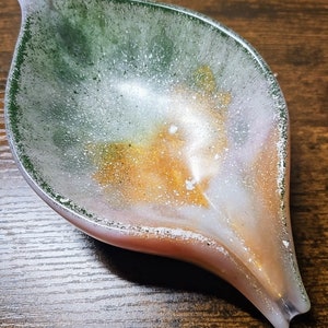 Leaf shaped, self draining soap dish, multi-color