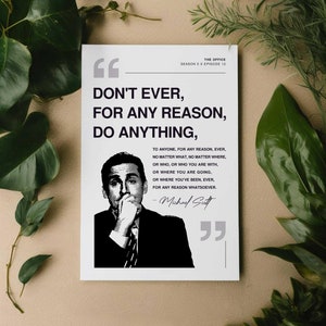 以下が含まれることがあります： テレビ番組「ザ・オフィス」のマイケル・スコットの白黒写真。引用は「決して、どんな理由があっても、誰に対しても、どんな理由があっても、何もするな。どんなことがあっても、どんな場所であっても、誰であっても、誰と一緒であっても、どこへ行くにしても、どこに行ったとしても、どんな理由があっても。 - マイケル・スコット」