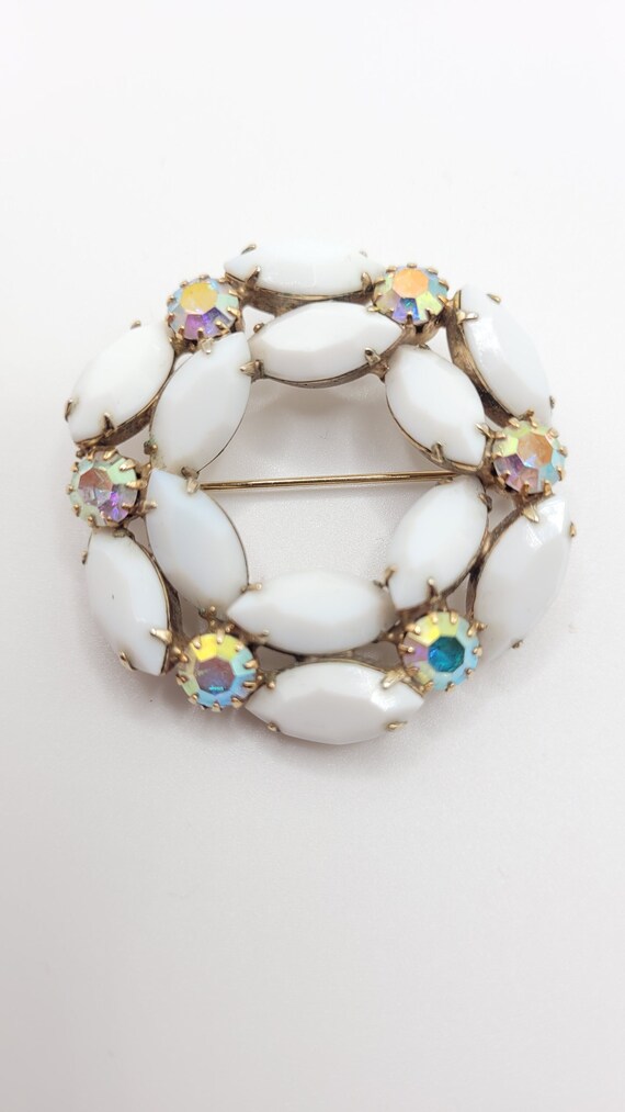 vintage unsigned milk glass Gem