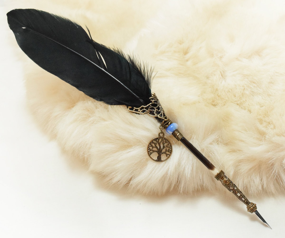 ручки из перьев. покраска перьями. золотое перо акриловая картина. маховые перья. голубиное перо.