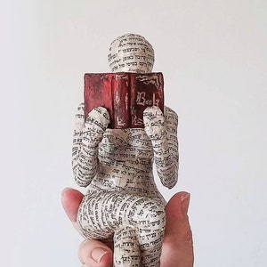 Mujer leyendo, figura de papel maché,