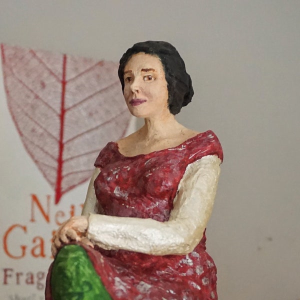 Pappmaché Skulptur, eine sitzende Frau