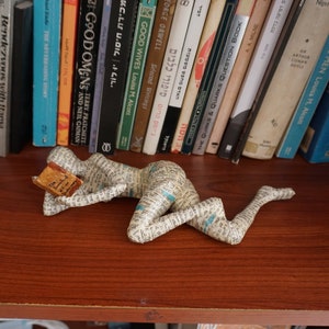 Una scultura in cartapesta di una giovane donna.