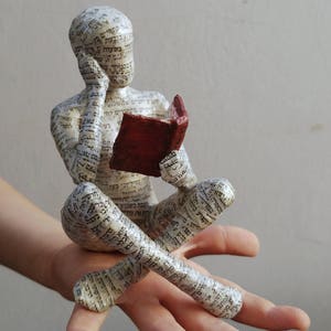 Donna che legge, cartapesta, arredamento libreria, regalo libresco