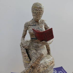 Regalo amante libro, donna lettura, scultura di cartapesta, regalo bookish, arredamento libreria, sclpture ooak,