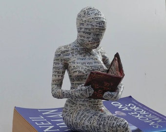 Leer mujer, papel mache, artículo coleccionable, escultura ooak, decoración de estante