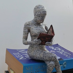 Donna da lettura, cartapesta, oggetto da collezione, scultura di quercia, arredamento a scaffale