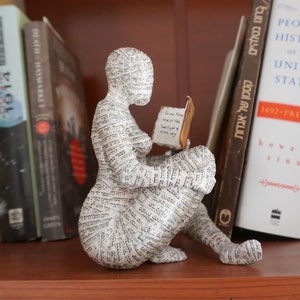 Donna che legge, cartapesta, arredamento libreria, regalo libresco