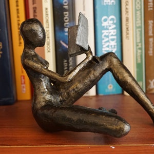 Donna di lettura, cartapesta, bronzo-come, oggetto da collezione, scultura ooak, arredamento scaffale