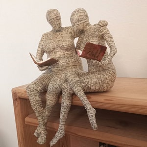 Due sono compagnia: versione uno, scultura in cartapesta di donne che leggono