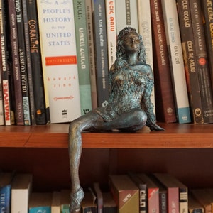 Scultura di carta mache, donna seduta e pensante, sogno di giorno