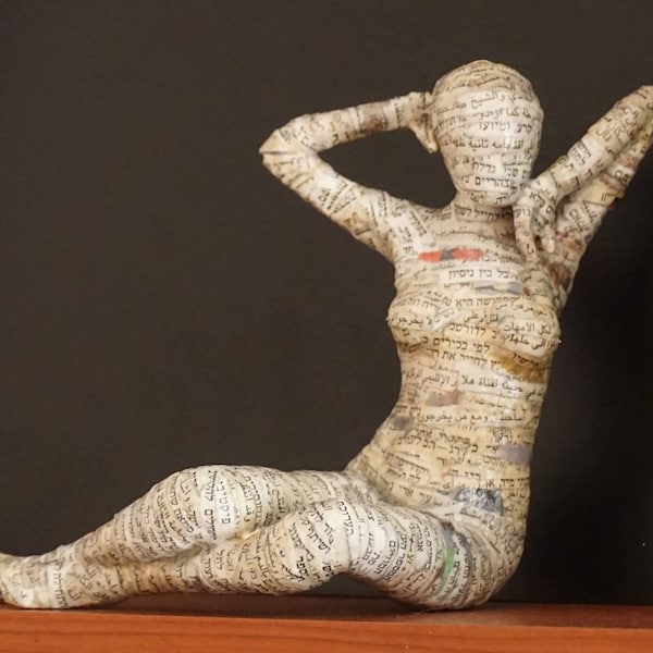 Eine Pappmaché Skulptur einer jungen Frau