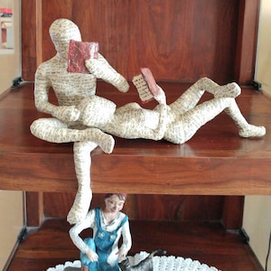 Scultura in cartapesta, coppia di lettura, donna che legge, uomo che legge, regalo per l'uomo, art deco, ooak sclpture