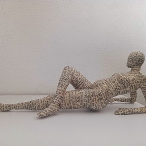 Scultura di cartapesta, scultura donna, regalo amante del libro, cartapesta,