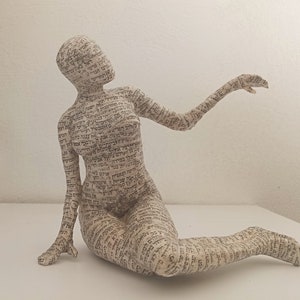 Scultura di cartapesta, scultura donna, regalo amante del libro, cartapesta,