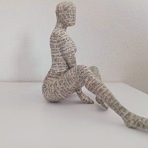 Scultura di cartapesta, scultura donna seduta, regalo amante del libro, cartapesta,