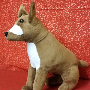 Perro de peluche con manchas blancas. Perro base para el sabueso Mabari de Dragon Age Inquisition.