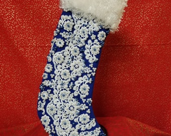 Koningsblauw vilten kerstsok met kant en parels. Personaliseer uw eigen kous door kleur, ontwerp en parels aan te vragen.