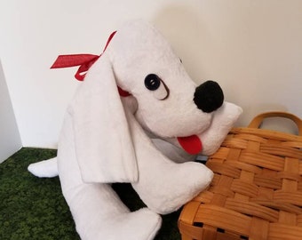 Peluche de Morgan personalizado creado para traer recuerdos de su libro favorito. La nariz tiene una caja chirriadora. La tela minky es suave y tierna. Personaliza.