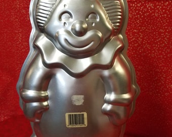 Clown shaped cake pan. Create a custom birthday cake for your birthday party.