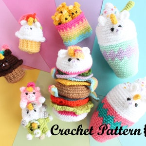 Może przedstawiać: Kolekcja kolorowych, szydełkowych produktów spożywczych, w tym burger, frytki, rożki lodów i napoje z motywem jednorożca. Przedmioty są białe, brązowe, żółte, różowe i zielone. Widoczny jest tekst "Crochet Pattern" i "Amigurumi Food".