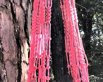 Portavaso in macramè fatto a mano con cordino da paracadute rosa, lunghezza regolabile.