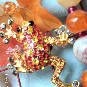 Cesta de alambre con cuentas y atrapasol de rana brillante, colgador ajustable para plantas