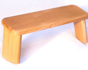 Meditation bench with curved feet