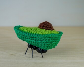 Figura de hormiga tejida a crochet con aguacate: decoración única para la cocina
