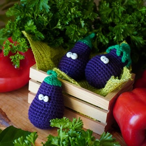 Mignon ensemble d’aubergines de 3 dans une boîte en bois
