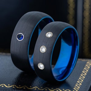 Gepersonaliseerde diamant-edelsteen wolfraam trouwring, verlovingsring heren, tweekleurige blauwe en zwarte koepel Comfortabele pasvorm verjaardag geboortesteenring