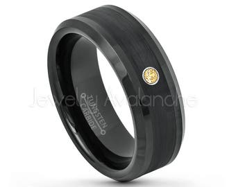 Op de afbeelding: Zwarte wolfraamcarbide ring met een geborstelde middenband en een enkele gele edelsteen. De ring heeft een gepolijste afwerking en de woorden "Tungsten Carbide" zijn aan de binnenkant gegraveerd.