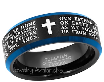 Peut inclure: Bague noire en carbure de tungstène avec un liseré bleu. La bague porte la prière du Seigneur et une croix blanche. Le texte "Tungsten Carbide" et "Jewelry Avalanche" est également visible.