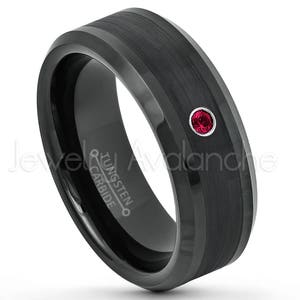 Bague rubis 0,07 carat, alliance pour homme en tungstène noir, pierre de naissance juillet, bague confortable en tungstène IP noire 8 mm avec bord biseauté