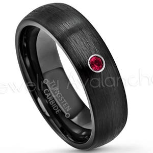 Bague dôme en tungstène noir de 6 mm, bague en rubis de 0,07 carat, alliance en tungstène noir IP, pierre de naissance juillet, bague brossée confortable TN233BS