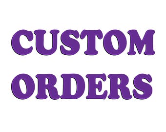 Könnte beinhalten: Der Text CUSTOM ORDERS ist in zwei Zeilen in einer fetten, abgerundeten violetten Schrift dargestellt. Die Buchstaben haben eine dezente dunkle Kontur und einen leichten Schlagschatteneffekt, was vor einem weißen Hintergrund dreidimensional wirkt.