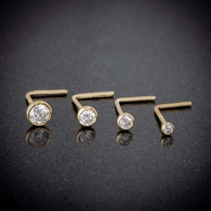 ソリッド 14kt ホワイト/イエロー ゴールド 22G L字型スタッド ベゼルセット モアッサナイト ノーズスタッド、ユニセックス Lベンド ノーズピアスジュエリー、ノーズリングスタッド