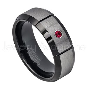 Bague solitaire en tungstène rubis 0,07 carat, pierre de naissance juillet, alliance confortable 2 tons tungstène noir IP finition brossée 8 mm